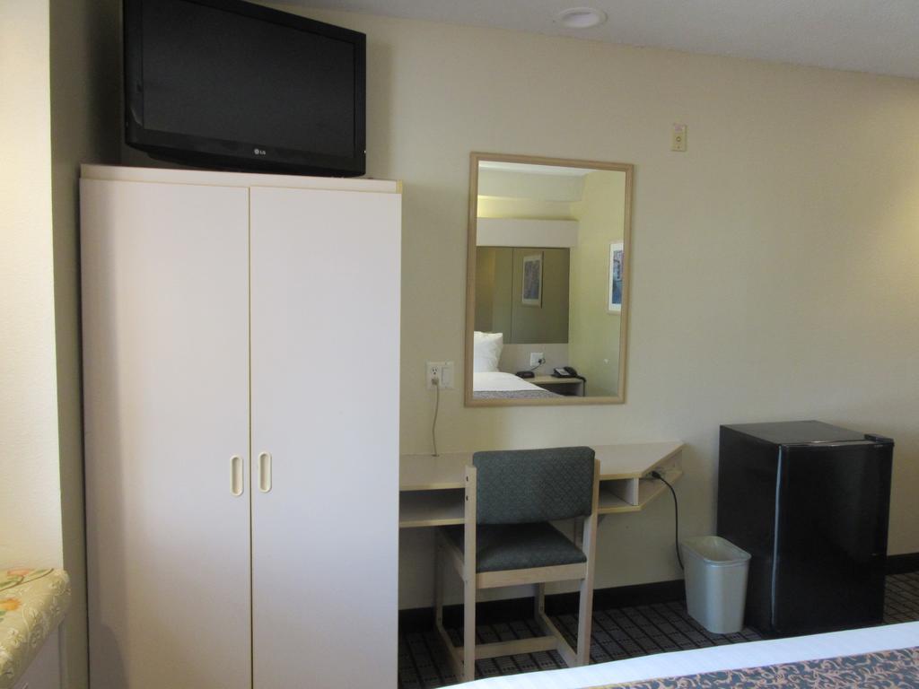 Travelodge By Wyndham Arlington/Dallas Area Esterno foto